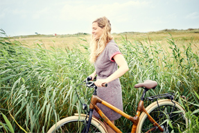 Mädchen mit Electra Kinderfahrrad